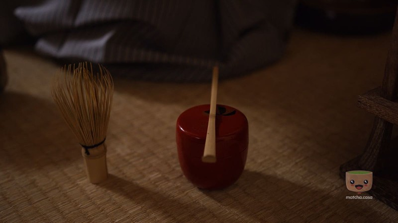 un homme qui met de la poudre de matcha dans un bol, pendant la cérémonie du thé