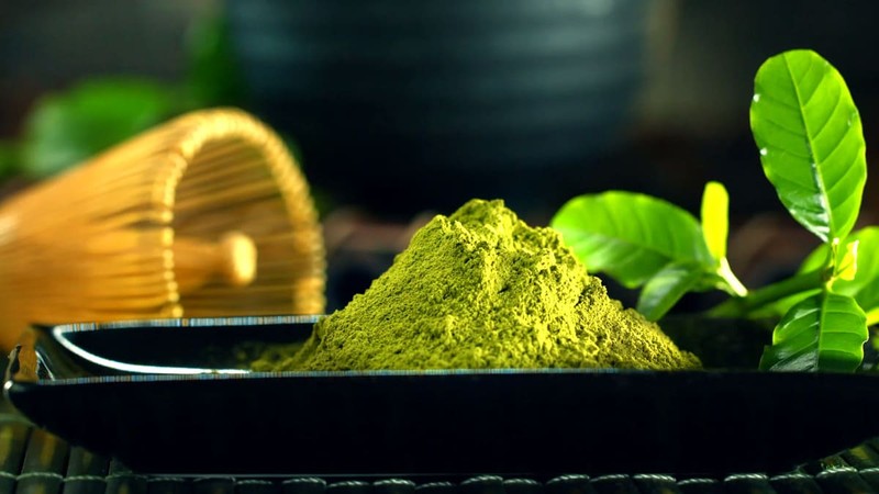 de la poudre de matcha sur une table