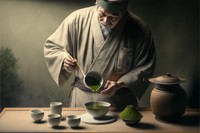 un uomo che prepara il matcha